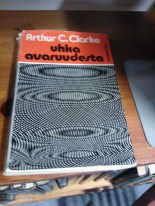 clarke uhka avaruudesta